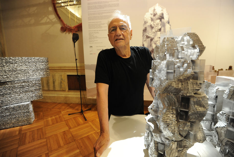 Frank O. Gehry e il plastico del LUMA Arles, Parc des Ateliers